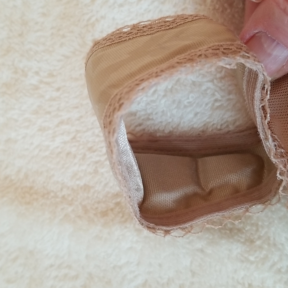 Two Women's Bras in Size 40D - Picture 5 of 14